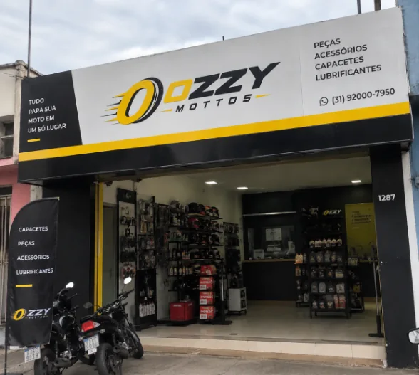 Fachada da loja OzzyMottos com letreiro e motos na calçada